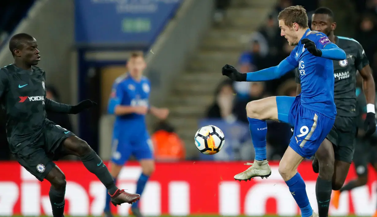 Penyerang Leicester City, James Vardy berusaha mengontrol bola dari kawalan pemain Chelsea, N'Golo Kante saat bertanding pada perempatfinal Piala FA di stadion King Power, Inggris (18/3). Chelsea menang 2-1 atas Leicester. (AP Photo / Frank Augstein)
