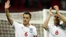 Kapten Inggris, John Terry (kiri) bersama midfielder Frank Lampard memberi salut ke fans setelah partai kualifikasi PD versus Andorra, di Stadion Wembley pada 10 Juni 2009. AFP PHOTO/Glyn Kirk