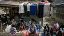 Sebelumnya, banjir bandang melanda Kabupaten Aceh Tamiang pada Rabu 26 November 2025. Tampak dalam foto, Warga menunggu untuk menerima bantuan di Aceh Tamiang, Minggu 14 Desember 2025. (Yasuyoshi CHIBA/AFP)