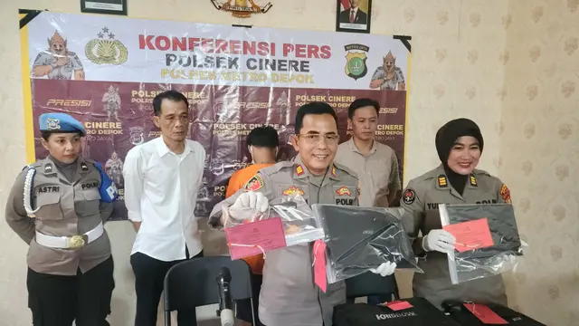 Kapolsek Cinere, AKP Pesta Hasiholan Siahaan memperlihatkan barang bukti hasil pencurian tersangka membobol rumah milik warga yang ditinggal mudik lebaran Idul Fitri.