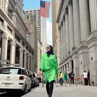 Olla Ramlan tetap percaya diri dengan busana kontras. Ia memilih mengenakan atasan hijau neon yang dipadukan skinny pants berwarna hitam. (instagram/ollaramlan)
