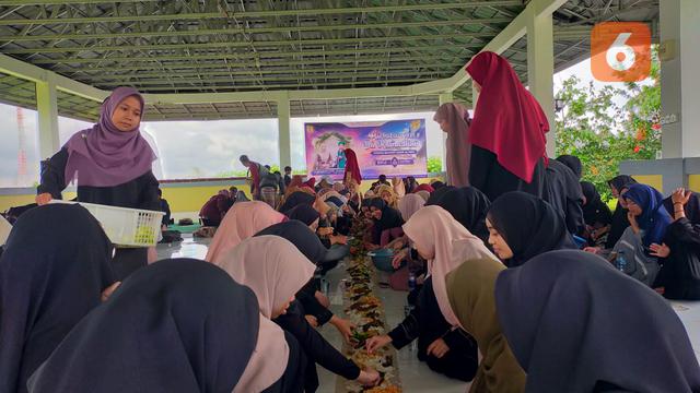 Papajar ala santri Ponpes Dzikir Al Fath di Sukabumi, mendengar tausiyah dan dzikir sebelum makan bersama (Liputan6.com/Istimewa).