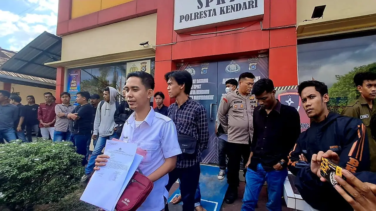 Aliansi Mahasiswa Sultra Pendukung Jokowi menyambangi Polres Kota Kendari untuk melaporkan Wakil Ketua Dewan Pembina Partai Gerindra Hashim Djojohadikusumo, Selasa (15/8/2023). (Nur Habibie/Merdeka.com)