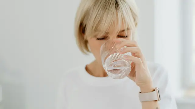 Sering Lelah dan Sulit Fokus? Ini Bahaya Kurang Minum Air Putih yang Jarang Disadari