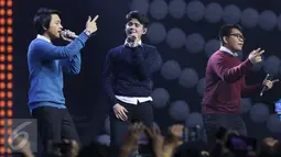 Aliando Syarief tampil bersama CJR di The Biggest Concert Magicaliando di Studio 6 Emtek City, Jakarta, Rabu (26/10). Ultah ke-20, Aliando dibuatkan konser khusus oleh SCTV. (Liputan6.com/Herman Zakharia)
