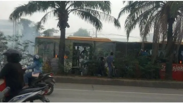  Sebuah bus Transjakarta mengeluarkan asap putih tebal. Kejadian tersebut berlangsung di depan Kantor Indosiar, Jalan Daan Mogot, Jakarta Barat.
