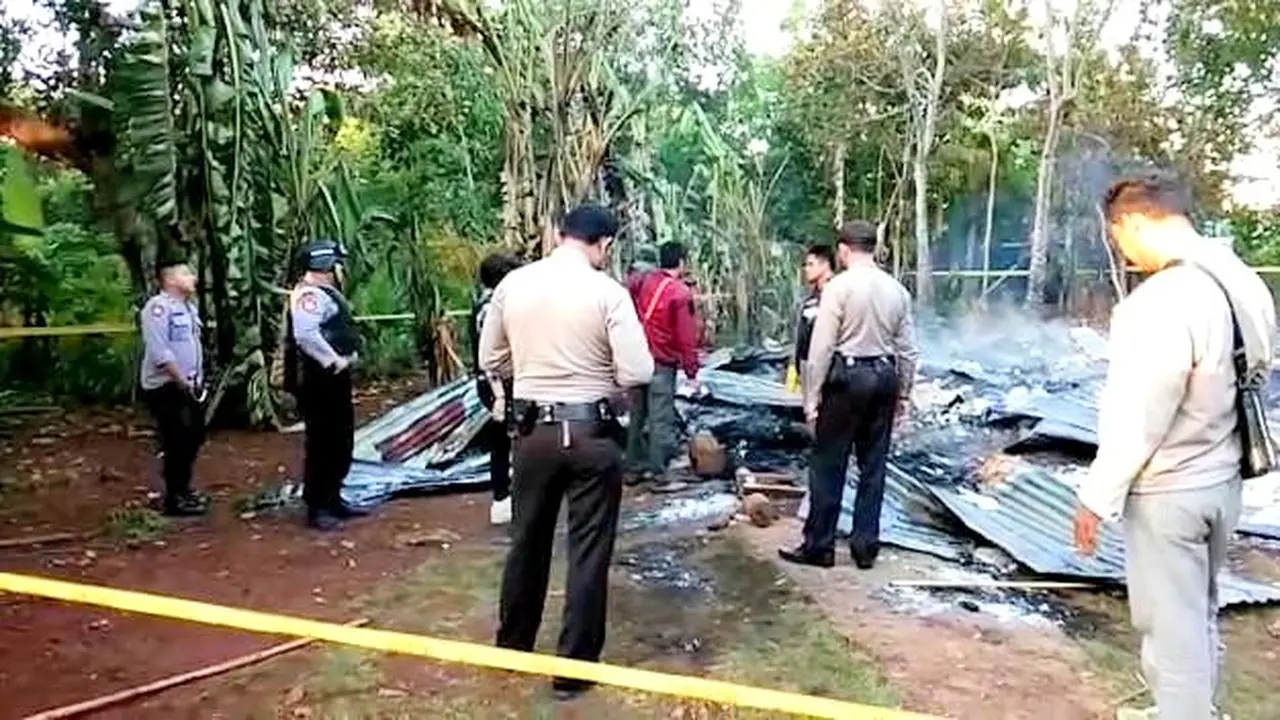 Rumah yang dihuni Ramadan (9) yang tewas karena rumahnya terbakar di  Kota Baubau.