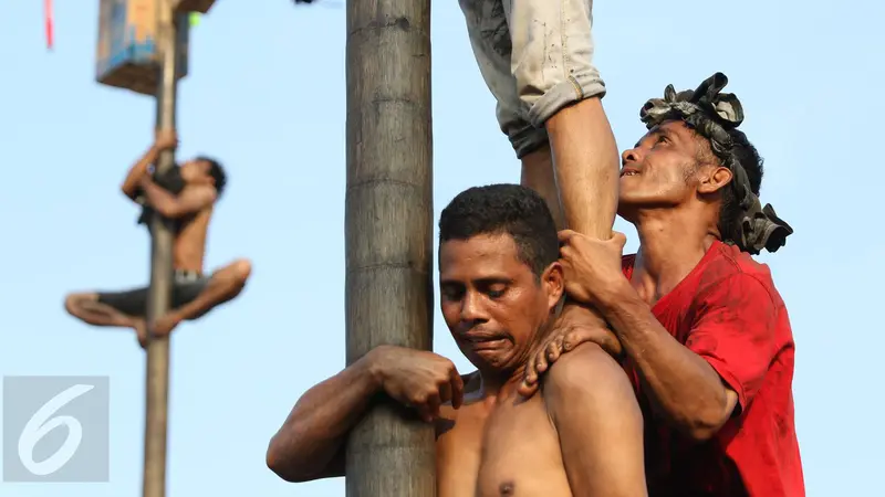 Peserta Antusias Panjat 171 Pinang di Ancol 