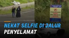 video memperlihatkan dua emak-emak nekat berfoto selfie di jalur penyelamat. Kejadian itu terjadi di kawasan Subang, Jawa Barat.