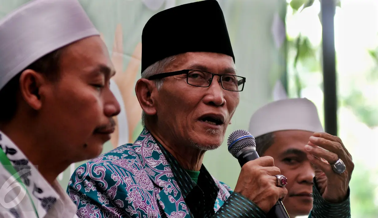 KH Miftahul Akhyar, Rais Syuriah PWNU Jatim menjawab pertanyaan mengenai hasil sidang komisi organisasi Muktamar NU di Jombang, Rabu (5/8/2015). Keterangan tersebut terkait suara dukungan sistem AHWA dari Jatim yang terpecah. (Liputan6.com/Johan Tallo)