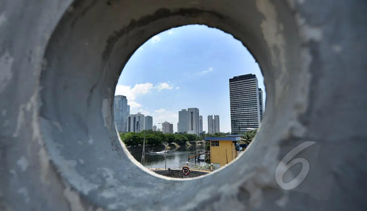 Suasana gedung bertingkat yang terlihat dari kawasan Kuningan, Jakarta, Minggu (22/2/2015). Pemprov DKI Jakarta menargetkan perolehan Pajak Bumi dan Bangunan (PBB) tahun 2015 sebesar Rp 8 triliun. (Liputan6.com/Faizal Fanani)