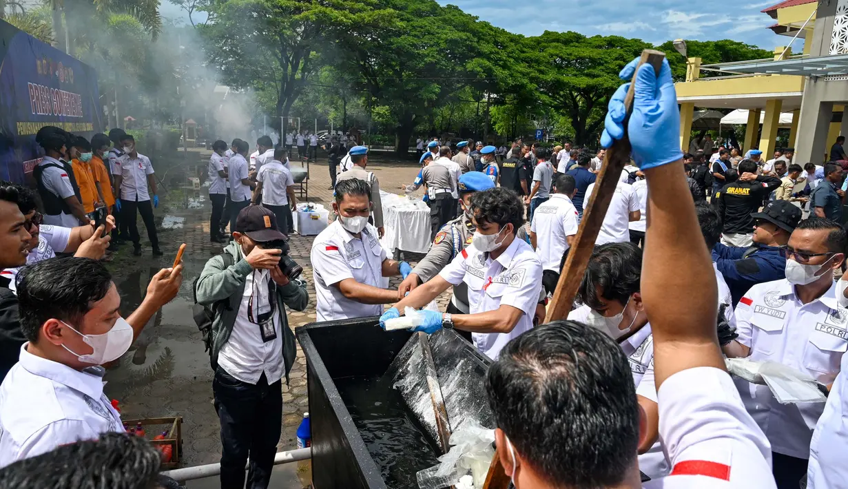 Kepolisian Daerah (Polda) Aceh memusnahkan barang bukti narkotika hasil pengungkapan periode Januari hingga Juni 2025. (CHAIDEER MAHYUDDIN/AFP)