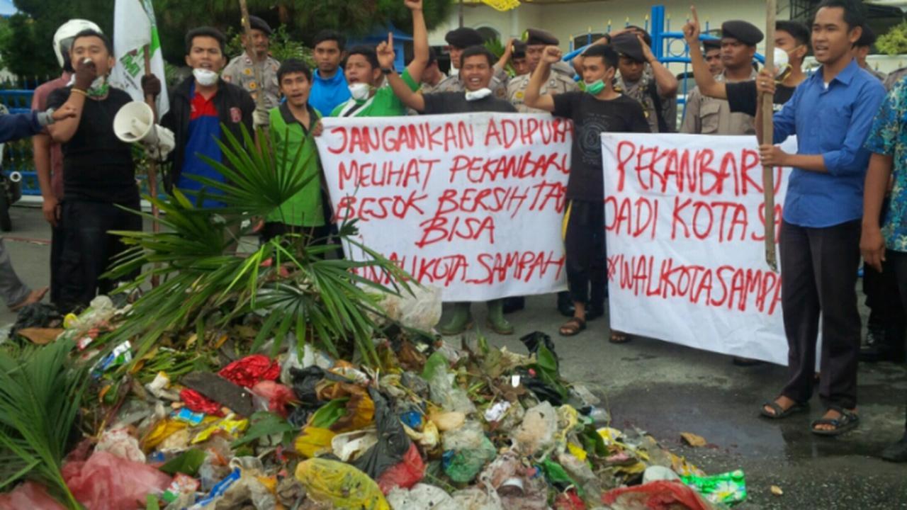 Rumah Dinas Wali Kota Pekanbaru Bau Sampah