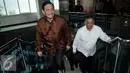 Menkopolhukam, Luhut Panjaitan menaiki anak tangga saat menghadiri Rapat Kordinasi Terbatas di Gedung kantor PLN, Jakarta, Kamis (3/9/2015). Rapat membahas Proses Pembangunan Pembangkit listrik sebesar 35.000 MW di Indonesia. (Liputan6.com/Johan Tallo)