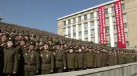Tentara militer Korea Utara memberi hormat saat mengikuti parade militer di Pyongyang, Korea Utara (8/2). Unjuk kekuatan teknologi militer ini digelar bersamaan dengan datangnya ratusan atlet dan official Korea Utara ke Korea Selatan. (KRT via AP Video)