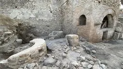 Sebuah ruangan sempit tanpa pemandangan dunia luar dan jendela-jendela kecil yang tinggi di dinding dengan jeruji besi ditemukan selama penggalian. (Handout / POMPEII ARCHAEOLOGICAL PARK / AFP)