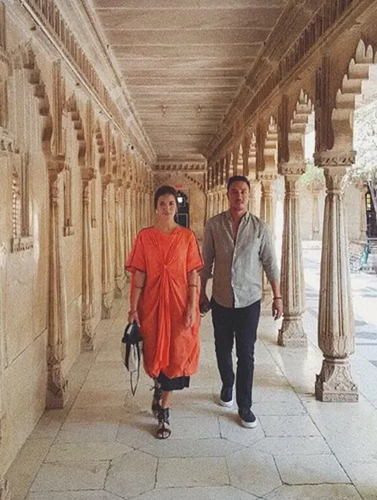 Penyanyi Raisa Andriana dan Hamish Daud berjalan menikmati keindahan bangunan-bangunan kota di India. Sejak menikah beberapa bulan lalu, pasangan ini tampak menikmati momen liburan ke berbagai tempat bersama. (Instagram/raisa6690)