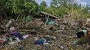 Rumah warga ambruk dan hancur pasca gelombang Tsunami Selat Sunda di Dusun Tiga Regahan Lada, Pulau Sebesi, Lampung Selatan, Minggu (30/12). Sebagian warga mengungsi ke Kalianda. (Liputan6.com/Herman Zakharia)
