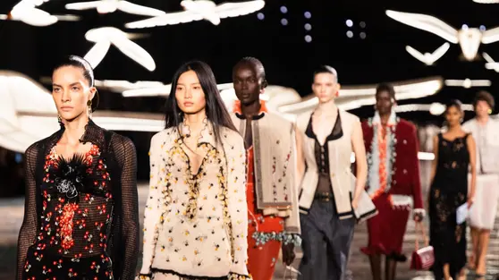 Chanel Summer 2027 Menelusuri Beragam Wajah Gabrielle Chanel Lewat Busana