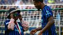 Para pemain Nerazzurri juga tak lupa mengajak para anggota keluarga mereka untuk merayakan momen manis ini. (AFP/Marco Bertorello)