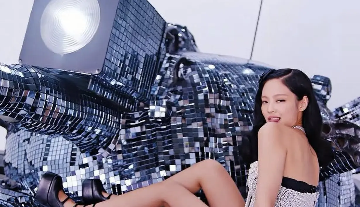 Sang desainer dengan akun Instagram @dianamputri pun telah menunggah potret Jennie mengenakan karyanya tersebut. Credit: YG Entertaiment