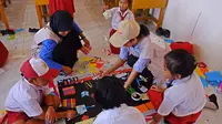 Relawan Bakti Nusantara 2019 mengisi Kelas Inspirasi bagi anak-anak SD dan SMP di Kampung Segeram, Kabupaten Natuna, Kepulauan Riau, 23 September 2019. (Liputan6.com/Asnida Riani)