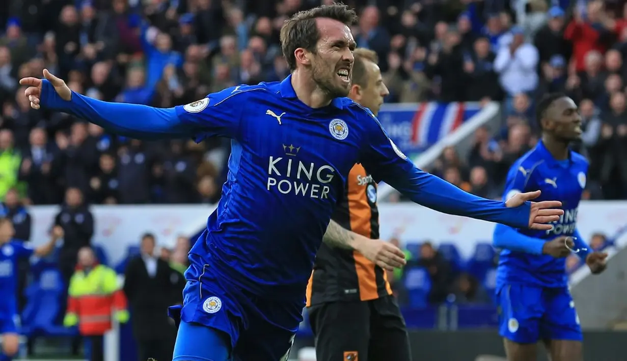 4. Christian Fuchs - Bek sayap Leicester ini juga berani meluncurkan clothing line yang diberi nama No Fuchs Given. Lini pakaiannya menyasar pasar wanita, pria dan anak-anak. (AFP/Lindsay Parnaby)