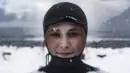 Senyum peselancar, Solmoy Austbo dari Norwegia usai beraksi di Lofoten Islands, Norwegia, (11/3/2018). Suhu udara minus 13°C dan suhu diatas air sekitar 4°C. (AFP/Oliver Morin)