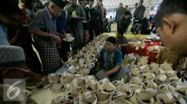 Pengurus masjid mempersiapkan nasi bungkus untuk buka puasa di Masjid Kauman,Yogyakarta, Senin (6/6).Takjil buka puasa di Masjid Kauman menjadi tradisi selama Ramadan setiap tahun. (Liputan6.com/Boy Harjanto)