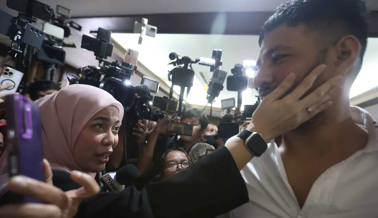 Pesohor, Muhammad Ammar Akbar alias Ammar Zoni (kanan), usai mengikuti sidang lanjutan terkait kasus peredaran narkotika di lingkungan Rutan Salemba, Pengadilan Negeri Jakarta Pusat, Kamis (12/3/2026). (Kapanlagi.com/Budy Santoso)