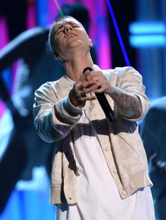 Menurut Mirror, video seks pribadi itu beredar melalui dunia maya. Seperti diketahui, pasangan itu yang sedang menghabiskan waktu liburan bersama di Meksiko itu dalam rangka merayakan ulang tahun Sofia ke-18. (AFP/Bintang.com)