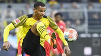 Manuel Akanji merupakan bek tengah andalan Borussia Dortmund. Pemain asal Swiss itu tampil reguler di jantung pertahanan Die Borussen sepanjang musim 2021/2022. Dia tercatat sudah bermain sebanyak 30 kali di berbagai ajang. (AFP/Ina Fassbender)