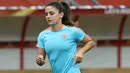 Gelandang Belanda Danielle van der Donk mengontrol bola saat mengikuti sesi latihan jelang semifinal UEFA Women Euro 2012 melawan Inggris di Enschede (2/8). (AFP Photo/John Thys)