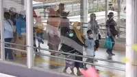 Pengunjung berjalan di kawasan Tanah Abang, Jakarta, Senin (28/2/2022). Menteri Kesehatan (Menkes) Budi Gunadi Sadikin mengatakan pemerintah tengah menyusun strategi untuk mengubah status pandemi Covid-19 menjadi endemi. (Liputan6.com/Angga Yuniar)
