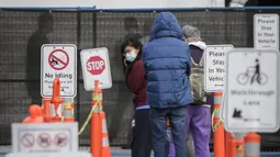 Orang-orang mengantre untuk mengikuti tes COVID-19 di pusat pengujian COVID-19 di Vancouver, British Columbia, Kanada (24/9/2020). PM Kanada Justin Trudeau pada Rabu (23/9) malam waktu setempat mengatakan bahwa gelombang kedua epidemi COVID-19 sudah mulai melanda negara itu. (Xinhua/Liang Sen)