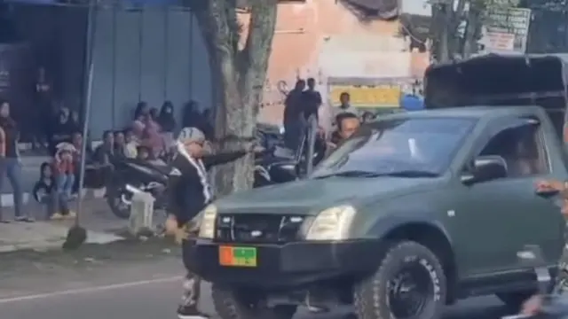 Mobil OZ yang dikendarai pasukan Yonif 412 Purworejo ditendang anggota ormas di Jalan Raya Magelang-Purworejo tepatnya Tugu pertigaan, Salaman, Kabupaten Magelang, Jawa Tengah, Rabu (28/5) (Istimewa)