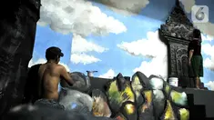 Joko (kiri) dan Hano (kanan) menyelesaikan dekorasi panggung di Gedung Pertunjukan Wayang Orang Bharata, Jakarta, Kamis (7/11/2019). Joko bersama Hano, Sarjudi, dan Pono merupakan seniman penting di balik suksesnya ratusan pertunjukan wayang orang di Gedung Bharata. (merdeka.com/Iqbal Nugroho)