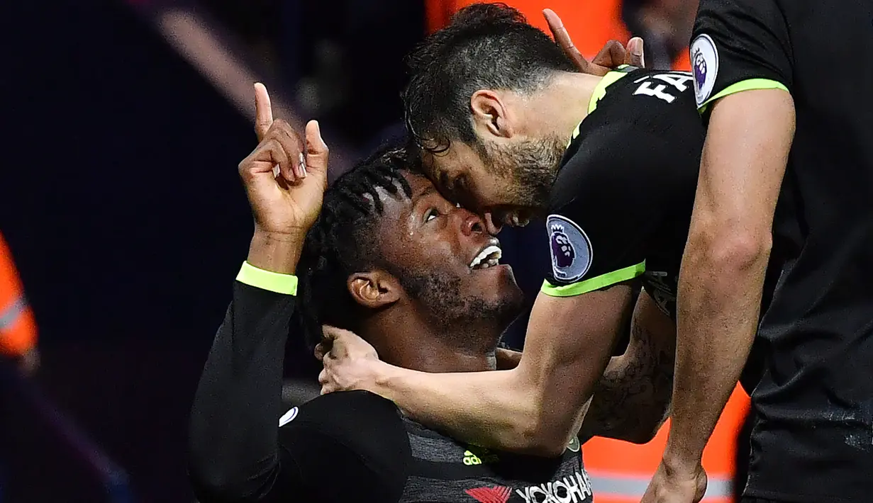 Penyerang Chelsea, Michy Batshuayi (kiri) melakukan selebrasi bersama gelandang Cesc Fabregas usai mencetak gol ke gawang West Bromwich Albion di Liga Inggris di Hawthorns (12/5). Batshuayi menjadi pahlawan berkat satu golnya. (AFP Photo/Anthony Devlin)