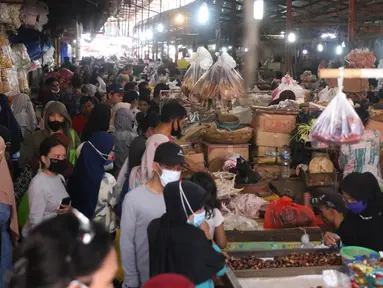 Pengunjung membeli kebutuhan makanan untuk persiapan Lebaran di pasar Kebayoran Lama, Jakarta, Selasa (11/5/2021). Warga memadati pasar tradisional demi memenuhi kebutuhan jelang Idul Fitri 1442 H. (Liputan6.com/Angga Yuniar)