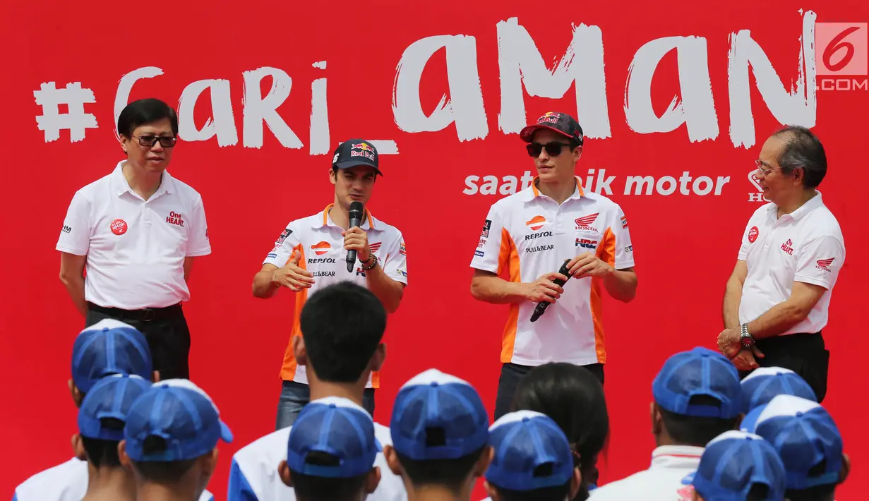 Pembalap MotoGP Dani Pedrosa (kedua kiri) didampingi Marc Marquez (kedua kanan) menyampaikan materi saat acara kampanye keselamatan berkendara di BSD, Tangsel (10/17).(Liputan6.com/Pool/Bon)