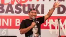 Penampilan komedian Roni Immanuel alias Mongol menghibur warga dan relawan di Rumah Lembang, Jakarta, Rabu (1/2). Mongol bersama Giring 'Nidji'menggelar aksi solidaritas sebagai bentuk dukungan kepada pasangan Ahok - Djarot. (Liputan6.com/Gempur M Surya)