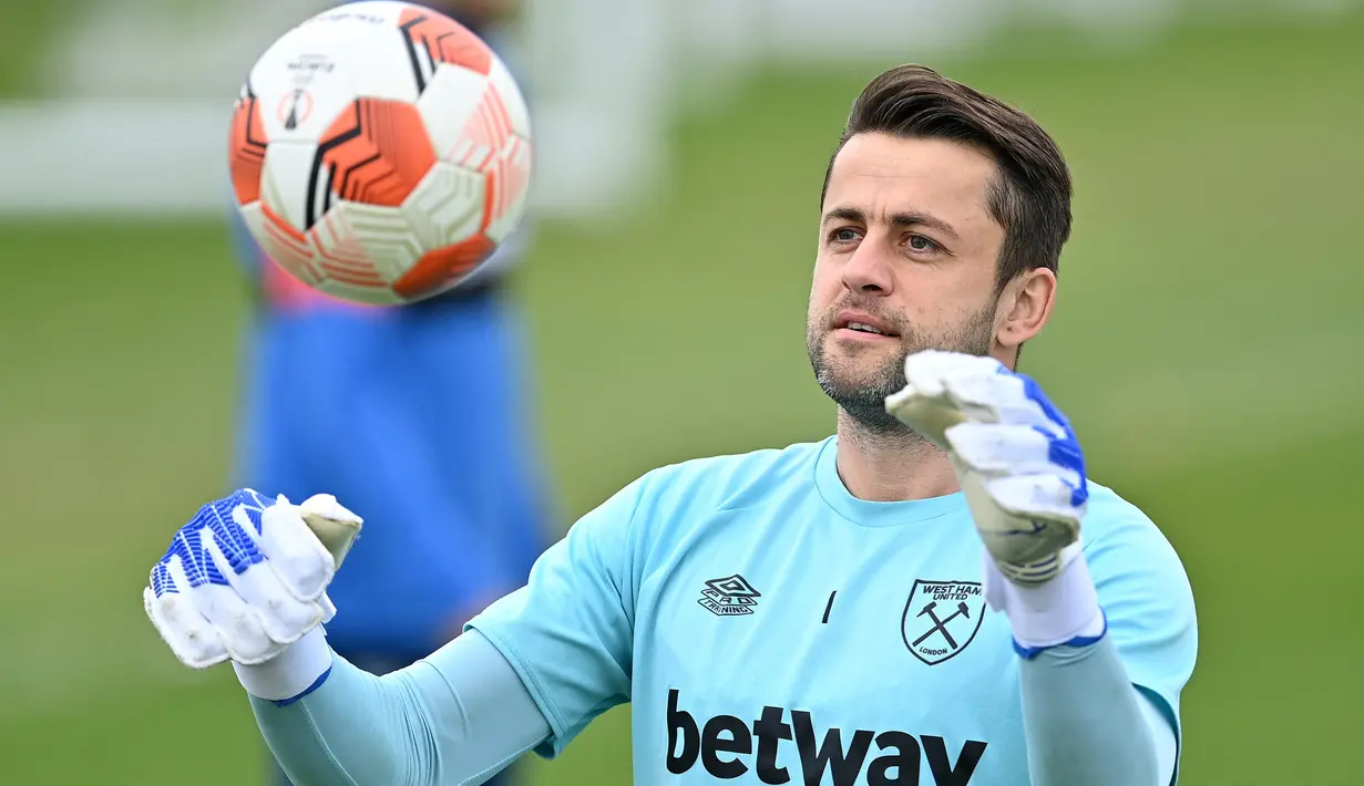 Kiper West Ham United asal Polandia Lukasz Fabianski menghadiri sesi latihan West Ham United di London timur, Rabu (13/4/2022). West Ham akan bertandang ke markas Lyon pada leg kedua perempat final Liga Europa di Stadion Groupama, Jumat 15 April dini hari WIB. (JUSTIN TALLIS/AFP)