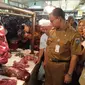 Gubernur DKI Anies Baswedan di Pasar Kramat Jati, Jakrata Timur (Liputan6.com/Delvira Hutabarat)