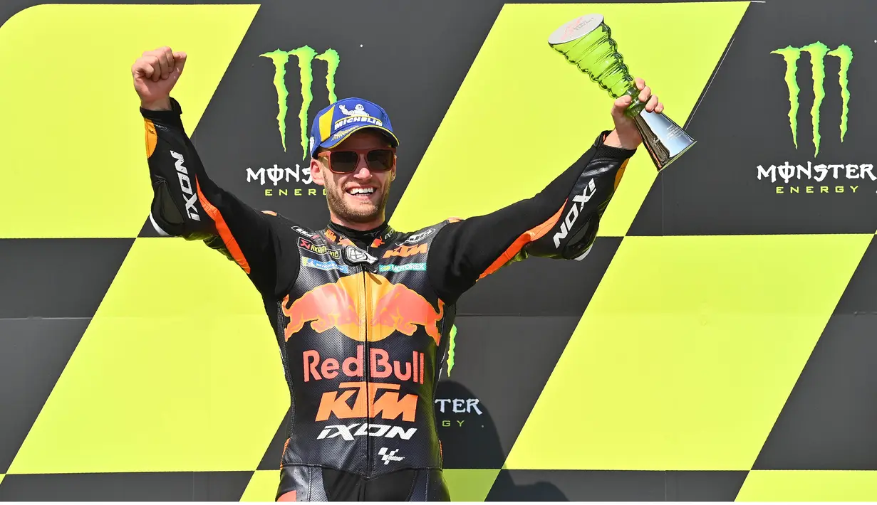 5. Pembalap Red Bull KTM Factory Racing, Brad Binder, berhasil menjuarai balapan MotoGP Republik Ceska di Sirkuit Brno, Minggu (9/8/2020). Kemenangan itu membawa Brad Binder menempati posisi lima dengan 28 poin. (AFP/Joe Klamar)