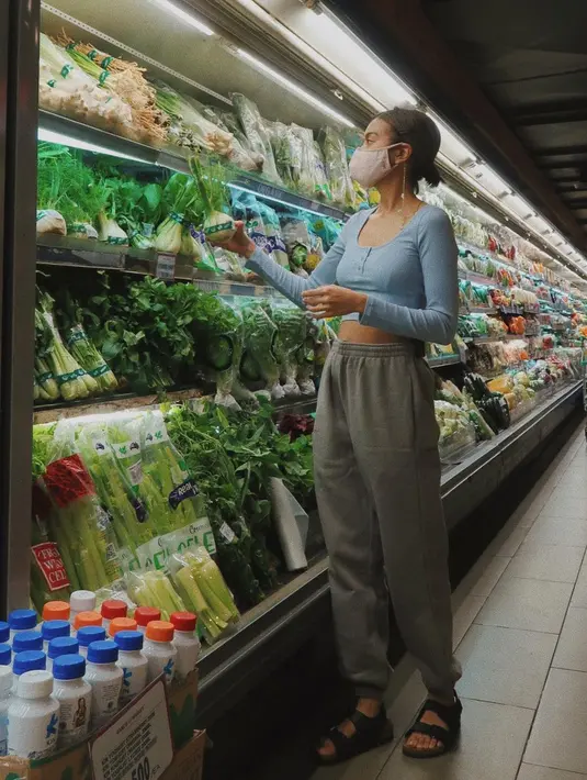 Memakai piyama untuk belanja? Boleh sesekali dicoba selama percaya diri ya! Pasangkan sweatpants yang comfy (Foto: Instagram @evacelia)