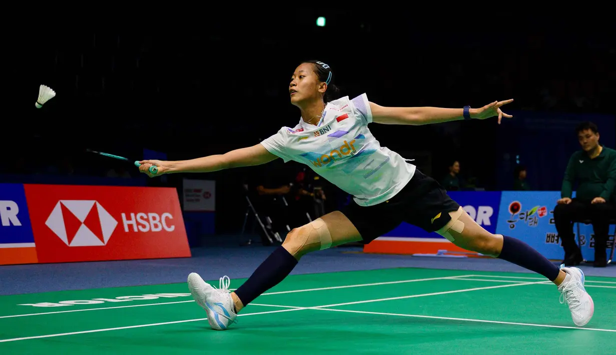 Kemenangan Putri di perempatfinal Korea Open 2025 menyempurnakan hasil wakil Indonesia. Sebelumnya, Amri Syahnawi/Nita Violina Marwah, Fajar Alfian/Muhammad Shohibul Fikri, Jonatan Christie, dan Alwi Farhan juga mencatat kemenangan dan memastikan melaju ke semifinal Korea Open 2025. (ANTHONY WALLACE/AFP)