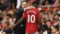 Manajer Manchester United Erik ten Hag (kiri) berbicara dengan Marcus Rashford (kanan) saat meninggalkan dalam pertandingan Liga Inggris melawan Arsenal di Old Trafford, Minggu, 4 September 2022. MU menang 3-1 atas Arsenal. (Oli SCARFF / AFP)