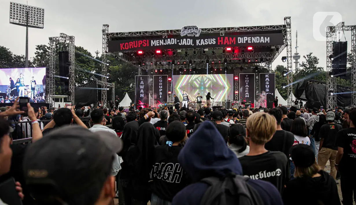 Ribuan penggiat dan pembela HAM menghadiri Panggung Rakyat Bongkar di Stadion Madya Gelora Bung Karno (GBK), Jakarta, Sabtu (8/12/2023). Kehadiran mereka dalam rangka memperingati Hari Antikorupsi Sedunia dan Hari HAM. (Liputan6.com/Faizal Fanani)