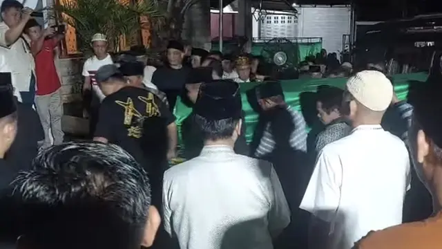 Suasana duka menyelimuti kediaman almarhum Bachtiar Basri yang dipadati para pelayat dari berbagai kalangan. Foto : (Istimewa).