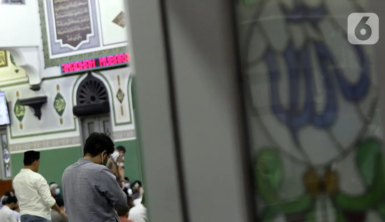 Umat muslim melaksanakan Sholat di Masjid Agung Al-Azhar, Jakarta, Jumat (1/4/2022). Masjid Al-Azhar memulai Sholat Tarawih, Jumat malam (1/4), sesuai perhitungan wujudul hilal Majelis Tarjih dan Tajdid PP Muhammadiyah yang menetapkan awal Ramadhan 2 April 2022. (Liputan6.com/Helmi Fithriansyah)